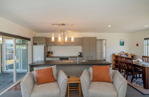 Matarangi House | Unwind on The Fairway - Matarangi Holiday Home