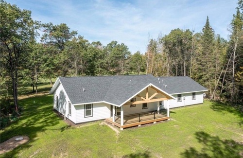 Staples House | Up North Getaway! Sitting on Hole 16 - Golf Stay & Play - Sleeps up to 12 Guests