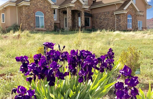 Kanab House | Up to 10 Guests in Kanab's 2nd Largest Home! 6 Bedrooms 6.5 Baths, Country, View