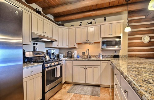 North Park City House | Up to 25% Off! Ski In & Walk to Skiing, Restaurant & PC Base! Sleeps 9!