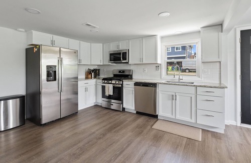 Oxbow House | Updated Lake Home: Beach, Kayaks, Corn hole, Firepit & pet-friendly!