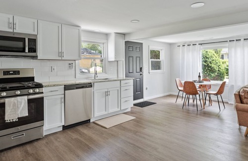 Oxbow House | Updated Lake Home: Beach, Kayaks, Corn hole, Firepit & pet-friendly!