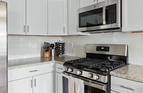 Oxbow House | Updated Lake Home: Beach, Kayaks, Corn hole, Firepit & pet-friendly!