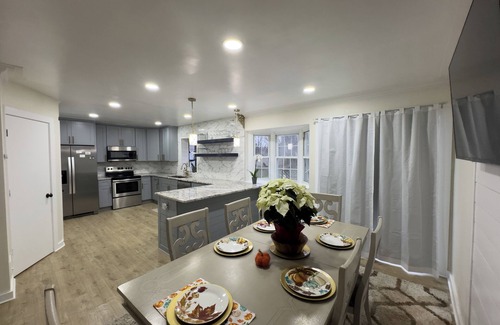 Harper Woods House | UPDATE 4-bedroom ranch 10 min from Down Town with WiFi and AC