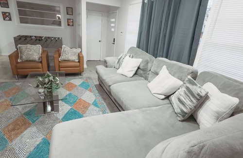 Harper Woods House | UPDATE 4-bedroom ranch 10 min from Down Town with WiFi and AC