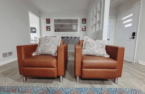 Harper Woods House | UPDATE 4-bedroom ranch 10 min from Down Town with WiFi and AC