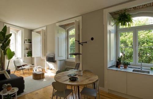 Santa Maria Maior Apartment | Update Urban Chic Flat in 19th Century Building 2 Bedrooms & 2 Bathrooms & AC Central Alfama District