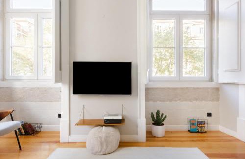 Santa Maria Maior Apartment | Update Urban Chic Flat in 19th Century Building 2 Bedrooms & 2 Bathrooms & AC Central Alfama District