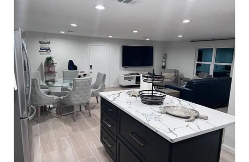 Laguna Park House | Updated 1 bd 1ba, large yard, just steps to Lake Whitney