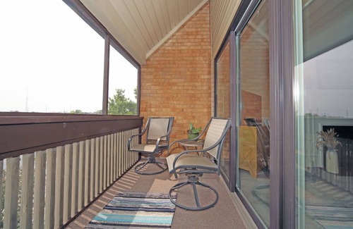 Creve Coeur Condo | updated 1 bedroom condo in secure building