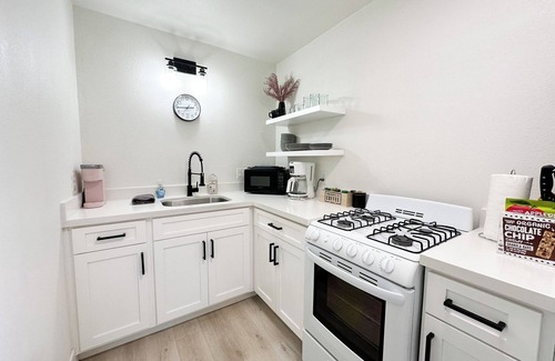 Salida Apartment | Updated 2-bedroom Apartment close to Hospitals. Located 1 mile from HWY 99.