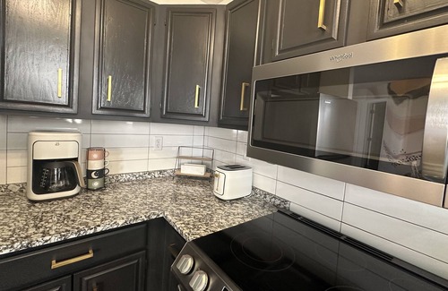 Lexington House | Updated! 2 Bedroom retreat in desireable Hartland area. Patio & fenced yard!