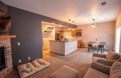 Evansville House | Updated 3-bedroom 2.5-Bathroom townhome with AC and WiFi in Evansville
