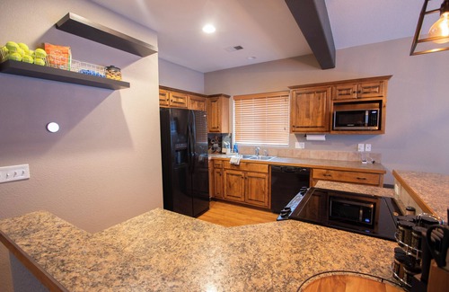 Evansville House | Updated 3-bedroom 2.5-Bathroom townhome with AC and WiFi in Evansville