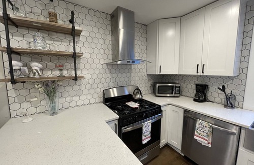 Downtown Columbus House | Updated 3 bedroom Condo 5 minute walk to High Street/Short North