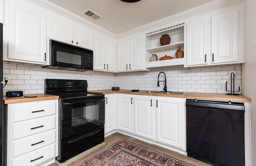 Paradise Valley Oasis House | Updated 3 bedroom home- perfect for long stays (pet friendly!)