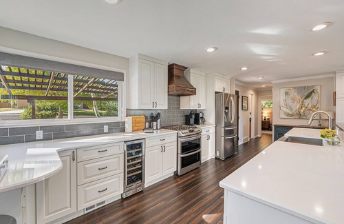 Bel Aire House | Updated 4bdr with VIEW of Flat Irons & hot tub.