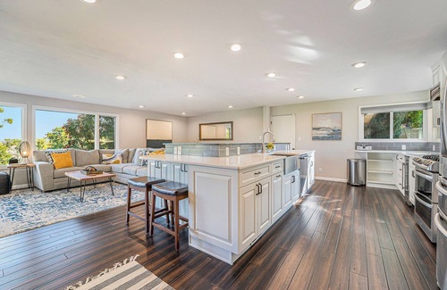 Bel Aire House | Updated 4bdr with VIEW of Flat Irons & hot tub.