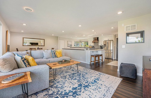 Bel Aire House | Updated 4bdr with VIEW of Flat Irons & hot tub.