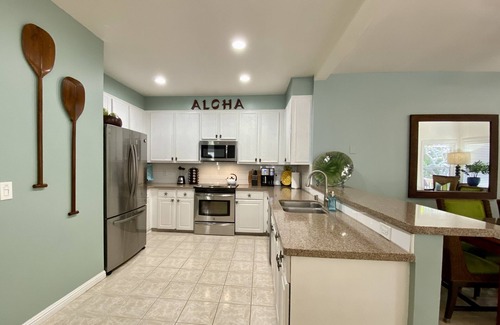 Bayview Condo | Updated-5 Beds-Downstairs Corner-A/C-3 Pools-6 Minutes to Beaches-Beach Cart