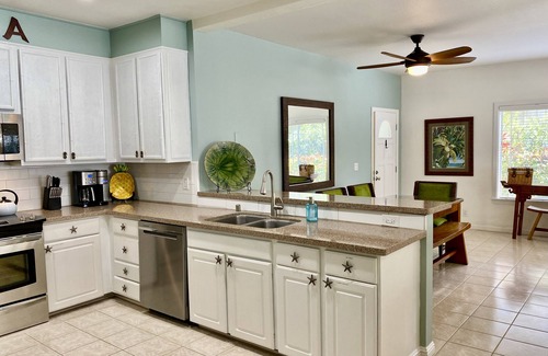 Bayview Condo | Updated-5 Beds-Downstairs Corner-A/C-3 Pools-6 Minutes to Beaches-Beach Cart