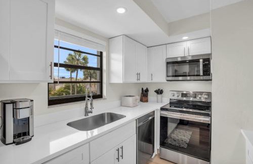 Park Shore House | Updated and Beautiful Views