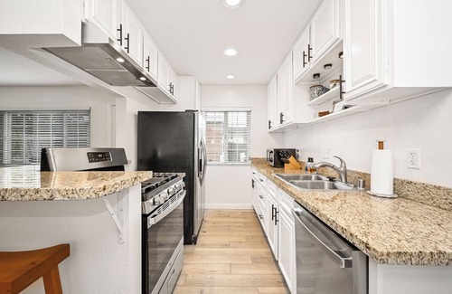 East Side Costa Mesa Apartment | Updated Apartment for 2 in Eastside Costa Mesa
