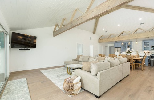 Bermuda Beach House | Updated Beachfront Home - Open Plan, 4 King+Bunks, Across from Walkover