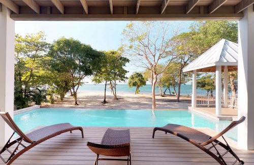 Palmetto Bay House | Updated Beachfront Paradise Infinity Pool Roatan