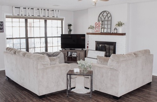 Afton House | UPDATED cabin w/ a beautiful lake view, perfect getaway, minutes from Shangri La