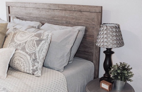 Afton House | UPDATED cabin w/ a beautiful lake view, perfect getaway, minutes from Shangri La