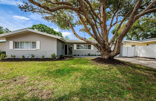 Clearwater House | Updated Clearwater Home, Close to Beaches & Pet Friendly!