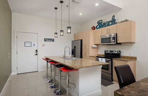 South Padre Island Condo | Updated Condo with Pool, Gym & BBQ Area - Near Beach!