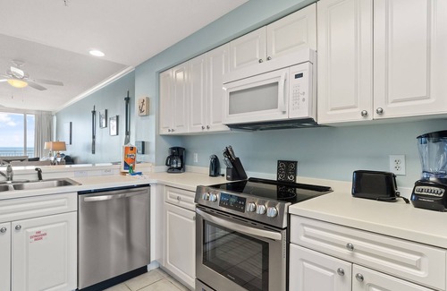 Navarre Beach Condo | Updated Condo w/Breathtaking Views, In-Season Beach Service, 2 Pools + Hot Tub