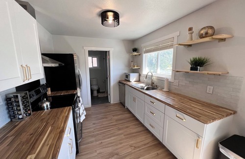 Casper Apartment | Updated Cozy Downtown Forest Retreat