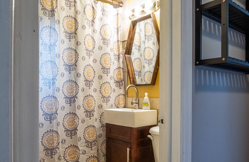Independence House | Updated Home - Central KC - Minutes From Stadiums - 10 min to downtown