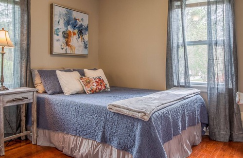 Independence House | Updated Home - Central KC - Minutes From Stadiums - 10 min to downtown