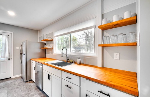 Oak Ridge House | Updated Home: Central Oak Ridge Location