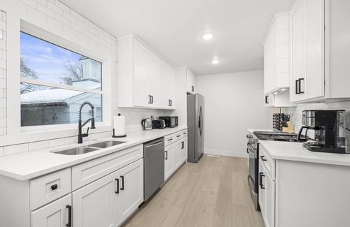 Sugar House House | Updated Home in Sugarhouse with Loft and Hot Tub. Short Drive to Ski Resorts!