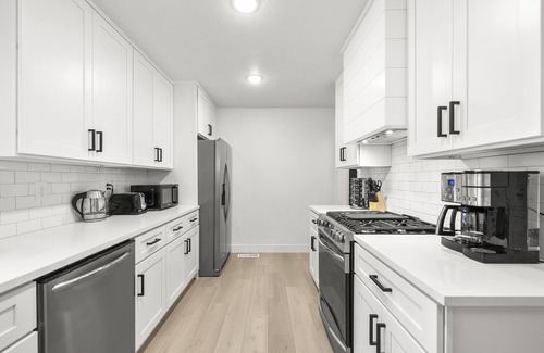 Sugar House House | Updated Home in Sugarhouse with Loft and Hot Tub. Short Drive to Ski Resorts!