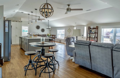 Westbrook Center House | UPDATED HOME, king+queen beds, AC, 5 min walk to beach, 1 min to Waters Edge