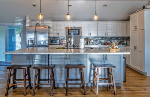 Westbrook Center House | UPDATED HOME, king+queen beds, AC, 5 min walk to beach, 1 min to Waters Edge