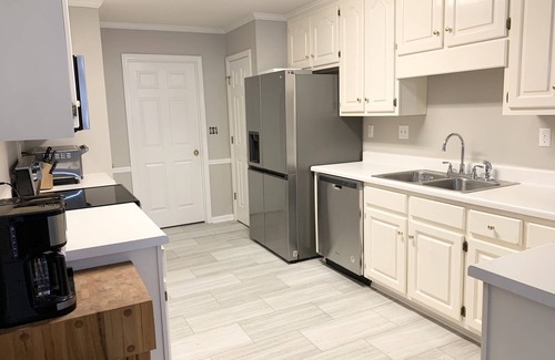Northport House | Updated Home on Creek *3 King Beds* 4 mi to UA