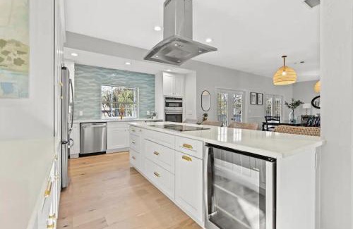 Tarpon Springs House | Updated Home w Heated Pool, Near Beaches - Five-Bedroom House