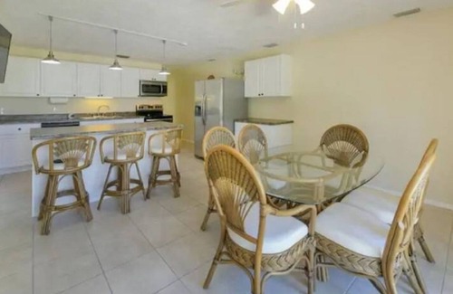 Key Colony Beach House | Updated Key Colony Beach - Tiki Hut - 37.5 Dock - Cabana Club