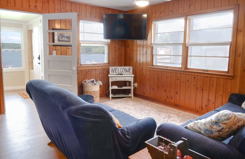 Delavan Cottage | Updated Lake Cottage with amazing sunset views & option for daily pier rental.