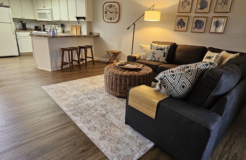 Palm Harbor Condo | Updated Lake Tarpon Condo With King/Queen Beds and Remote Work Desk/Monitors