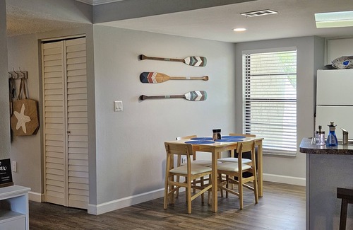 Palm Harbor Condo | Updated Lake Tarpon Condo With King/Queen Beds and Remote Work Desk/Monitors