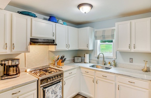 Lakeville Cottage | Updated Lakeville Cottage w/Access to Long Pond