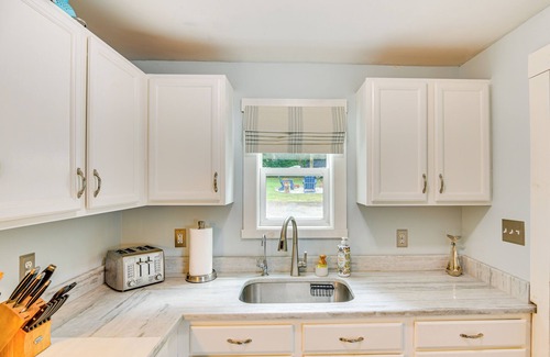 Lakeville Cottage | Updated Lakeville Cottage w/Access to Long Pond